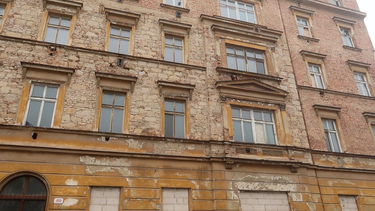 Ze sirotčince ghetto a z něj byty. Dům hrůzy v centru Plzně čeká rekonstrukce